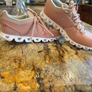 🚨🚨🚨On Clouds size 9 women shoes- Worn less than 5 times!